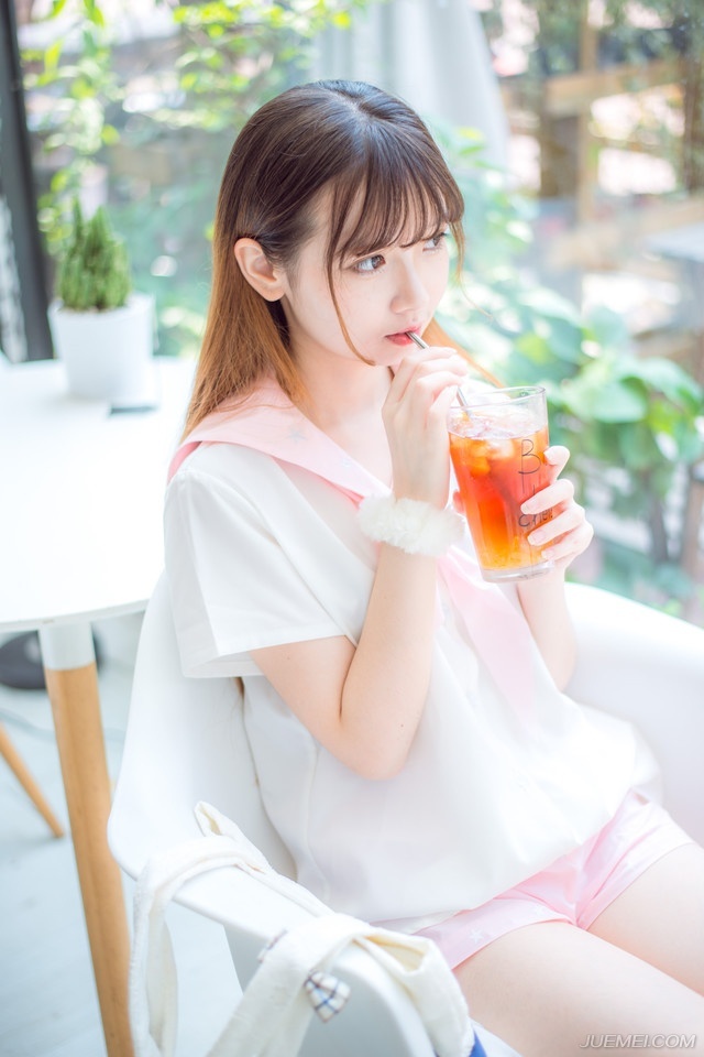 “不会。”小乔摇了摇头，眼中的茫然之色更浓：“妾身也不知道。”